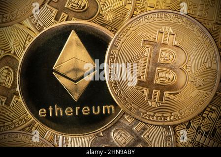 Ethereum- und Bitcoin-Kryptowährungsmünzen. Digitale Währung in der Blockchain-Konzepttechnologie Stockfoto