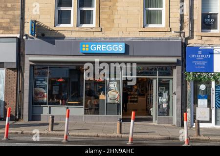 Greggs, On High Street, Gosforth, Newcastle upon Tyne, Großbritannien. Der erste Laden der Bäckerei-Kette, der Riese, wurde 1951 in dieser Straße eröffnet. Stockfoto