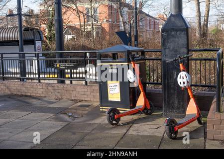 Gemietete Neutronen-E-Roller am Bahnhof Ilford Road in Newcastle upon Tyne, Großbritannien, auf dem Tyne und Wear Metro-System. Stockfoto