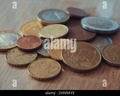 Viele Eurocents verschiedener Konfessionen, eine Nahaufnahme. Stockfoto