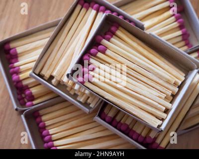 Mehrere Boxen gefüllt mit Streichhölzern, eine Nahaufnahme. Streichholzschachteln. Stockfoto