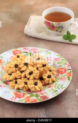 Kue Semprit, Indonesische Traditiona Cookies dienten zur Feier von Lebaran Idul Fitri IED Mubarak. Hergestellt aus Butter, Mehl, Ei, mit Blumenform. Serviert Stockfoto