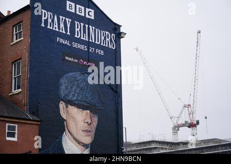 Ein Wandgemälde des Künstlers Akse P19 von dem Schauspieler Cillian Murphy, als Peaky den Kriminalchef Tommy Shelby im historischen Deritend-Viertel von Birmingham vor der sechsten und letzten Serie der erfolgreichen BBC One-Krimiserie verblendet. Bilddatum: Dienstag, 15. Februar 2022. Stockfoto