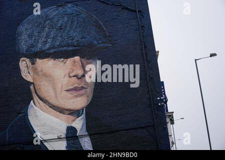 Ein Wandgemälde des Künstlers Akse P19 von dem Schauspieler Cillian Murphy, als Peaky den Kriminalchef Tommy Shelby im historischen Deritend-Viertel von Birmingham vor der sechsten und letzten Serie der erfolgreichen BBC One-Krimiserie verblendet. Bilddatum: Dienstag, 15. Februar 2022. Stockfoto