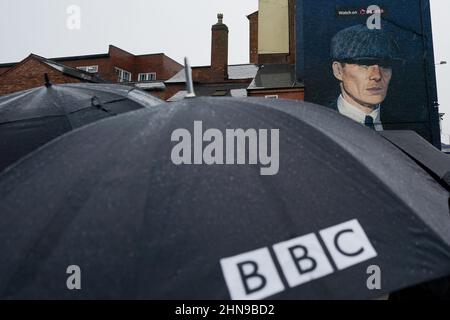 Ein Wandgemälde des Künstlers Akse P19 von dem Schauspieler Cillian Murphy, als Peaky den Kriminalchef Tommy Shelby im historischen Deritend-Viertel von Birmingham vor der sechsten und letzten Serie der erfolgreichen BBC One-Krimiserie verblendet. Bilddatum: Dienstag, 15. Februar 2022. Stockfoto