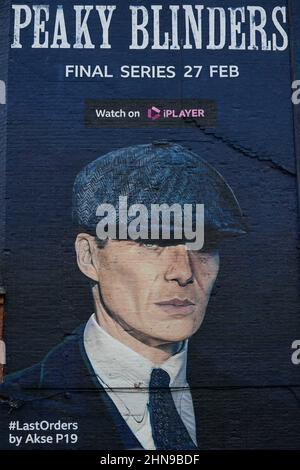 Ein Wandgemälde des Künstlers Akse P19 von dem Schauspieler Cillian Murphy, als Peaky den Kriminalchef Tommy Shelby im historischen Deritend-Viertel von Birmingham vor der sechsten und letzten Serie der erfolgreichen BBC One-Krimiserie verblendet. Bilddatum: Dienstag, 15. Februar 2022. Stockfoto