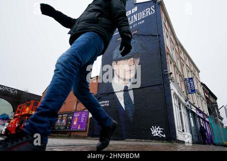 Ein Wandgemälde des Künstlers Akse P19 von dem Schauspieler Cillian Murphy, als Peaky den Kriminalchef Tommy Shelby im historischen Deritend-Viertel von Birmingham vor der sechsten und letzten Serie der erfolgreichen BBC One-Krimiserie verblendet. Bilddatum: Dienstag, 15. Februar 2022. Stockfoto