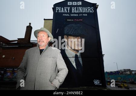 Peaky Blinders Creator Steven Knight bei der Enthüllung eines Wandbildes des Künstlers Akse P19 von Schauspieler Cillian Murphy, als Peaky Blinders Kriminalchef Tommy Shelby, im historischen Deritend-Viertel von Birmingham, vor der sechsten und letzten Serie der erfolgreichen BBC One-Krimiserie. Bilddatum: Dienstag, 15. Februar 2022. Stockfoto