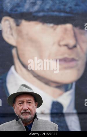 Peaky Blinders Creator Steven Knight bei der Enthüllung eines Wandbildes des Künstlers Akse P19 von Schauspieler Cillian Murphy, als Peaky Blinders Kriminalchef Tommy Shelby, im historischen Deritend-Viertel von Birmingham, vor der sechsten und letzten Serie der erfolgreichen BBC One-Krimiserie. Bilddatum: Dienstag, 15. Februar 2022. Stockfoto