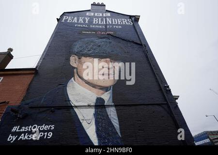 Ein Wandgemälde des Künstlers Akse P19 von dem Schauspieler Cillian Murphy, als Peaky den Kriminalchef Tommy Shelby im historischen Deritend-Viertel von Birmingham vor der sechsten und letzten Serie der erfolgreichen BBC One-Krimiserie verblendet. Bilddatum: Dienstag, 15. Februar 2022. Stockfoto