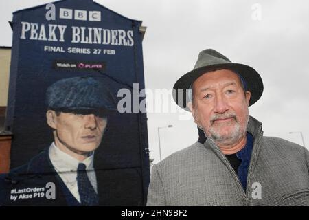 Peaky Blinders Creator Steven Knight bei der Enthüllung eines Wandbildes des Künstlers Akse P19 von Schauspieler Cillian Murphy, als Peaky Blinders Kriminalchef Tommy Shelby, im historischen Deritend-Viertel von Birmingham, vor der sechsten und letzten Serie der erfolgreichen BBC One-Krimiserie. Bilddatum: Dienstag, 15. Februar 2022. Stockfoto