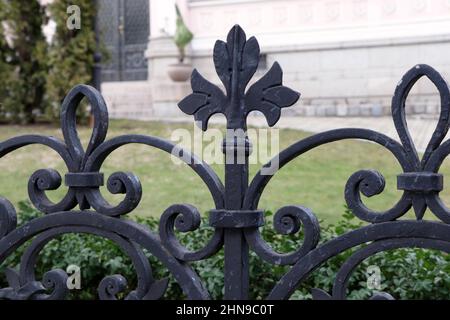 Schmiedeeiserner Zaun. Dekorativer schmiedeeiserner Zaun. Modischer Zaun aus Metall. Stockfoto