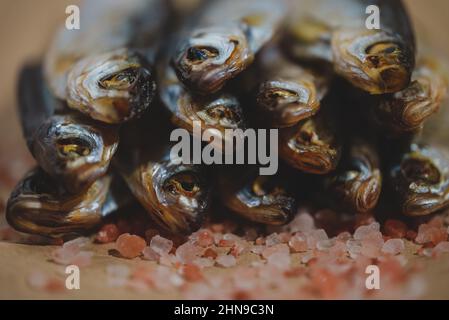 Viele sonnengetrocknete Fische auf dem Papier. Stockfoto