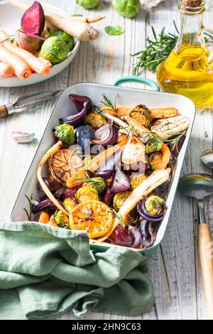 Gemischtes Wurzelgemüse Braten mit Kräutern. Gesunde einfache Grillgerichte. Stockfoto