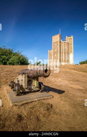 Cannon Outside the Keep, Orford Castle, Orford, Suffolk, England - erbaut von Henry II zwischen 1165 und 1173 - beherbergt auch das Orford Museum Stockfoto