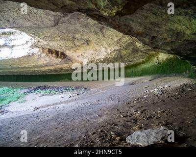 Höhle der Neandertaler unter einem Vordach in Krasnaja Balka (Weißer Felsen), Belogorsk, Krim Stockfoto