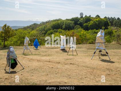 Nautschnyy, Russland - 18. September 2020: Ummantelte Teleskope in einer Lichtung. Siedlung Wissenschaftlich, Krim Stockfoto