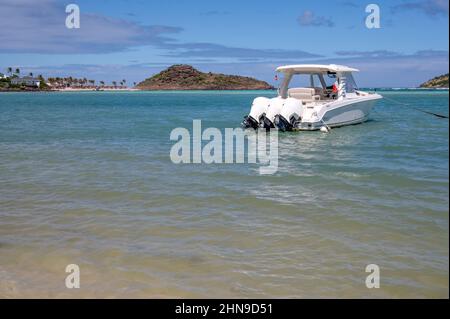 Motorboot in der flachen Lagune von Grand Cul-de-Sac, Saint-Barthélemy Stockfoto