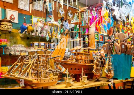 Brasilianische Souvenirs im Souvenirladen in Paraty, Rio de Janeiro, Brasilien, 2022 Stockfoto