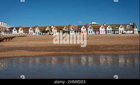 Farbenfrohe edwardianische Reihenhäuser an der Strandpromenade von Worthing, West Sussex, Großbritannien Stockfoto