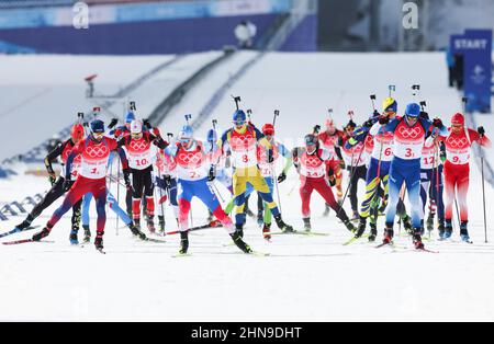 Zhangjiakou, Chinas Provinz Hebei. 15th. Februar 2022. Athleten treten während der 4x7,5-km-Staffel von Biathlon-Männern im Nationalen Biathlon-Zentrum in Zhangjiakou, nordchinesische Provinz Hebei, am 15. Februar 2022 an. Kredit: Ding Ting/Xinhua/Alamy Live Nachrichten Stockfoto