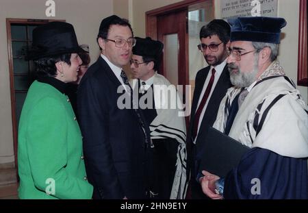 Die Entführung von Rabbi Chaim Rapoport durch den Oberrabbiner Jonathan Sacks am 05. November 1995 in der Zentralsynagoge von Birmingham. Zu den Amtsträgern der Gemeinde gehörten der Präsident Lenny Jacobs, Herr Sam Cohen, Dr. Charles Zuckerman, Herr Mike Yarm, Herr Geoffrey Clements und der Rev Meir Lev sowie ihre Frauen, darunter Frau Ruth Jacobs Stockfoto