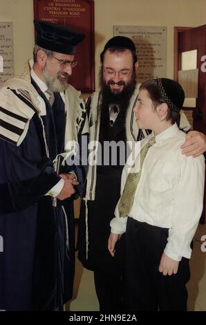 Die Entführung von Rabbi Chaim Rapoport durch den Oberrabbiner Jonathan Sacks am 05. November 1995 in der Zentralsynagoge von Birmingham. Zu den Amtsträgern der Gemeinde gehörten der Präsident Lenny Jacobs, Herr Sam Cohen, Dr. Charles Zuckerman, Herr Mike Yarm, Herr Geoffrey Clements und der Rev Meir Lev sowie ihre Frauen, darunter Frau Ruth Jacobs Stockfoto