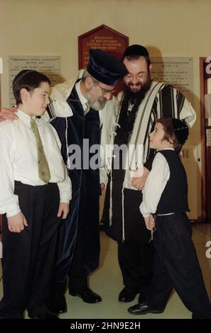 Die Entführung von Rabbi Chaim Rapoport durch den Oberrabbiner Jonathan Sacks am 05. November 1995 in der Zentralsynagoge von Birmingham. Zu den Amtsträgern der Gemeinde gehörten der Präsident Lenny Jacobs, Herr Sam Cohen, Dr. Charles Zuckerman, Herr Mike Yarm, Herr Geoffrey Clements und der Rev Meir Lev sowie ihre Frauen, darunter Frau Ruth Jacobs Stockfoto