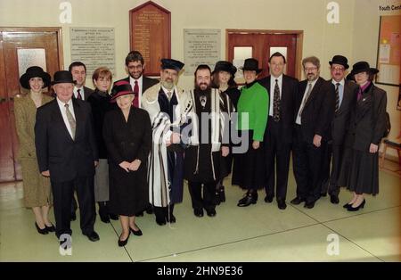 Die Entführung von Rabbi Chaim Rapoport durch den Oberrabbiner Jonathan Sacks am 05. November 1995 in der Zentralsynagoge von Birmingham. Zu den Amtsträgern der Gemeinde gehörten der Präsident Lenny Jacobs, Herr Sam Cohen, Dr. Charles Zuckerman, Herr Mike Yarm, Herr Geoffrey Clements und der Rev Meir Lev sowie ihre Frauen, darunter Frau Ruth Jacobs Stockfoto