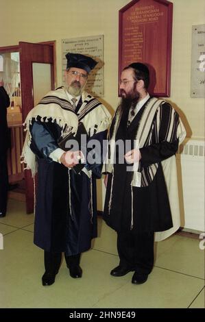 Die Entführung von Rabbi Chaim Rapoport durch den Oberrabbiner Jonathan Sacks am 05. November 1995 in der Zentralsynagoge von Birmingham. Zu den Amtsträgern der Gemeinde gehörten der Präsident Lenny Jacobs, Herr Sam Cohen, Dr. Charles Zuckerman, Herr Mike Yarm, Herr Geoffrey Clements und der Rev Meir Lev sowie ihre Frauen, darunter Frau Ruth Jacobs Stockfoto