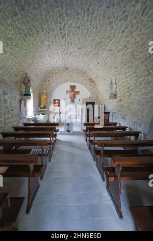 Nationalpark Gran Sasso, Wallfahrtskirche San Giovanni Paolo II, Kirche San Pietro della Ienca, Interior, L’Aquila, Abruzzen, Italien, Europa Stockfoto