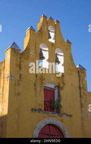 Glockenturm, Iglesia de San Roque Y San Francisco, Altstadt, UNESCO-Weltkulturerbe, San Francisco de Campeche, Bundesstaat Campeche, Mexiko Stockfoto