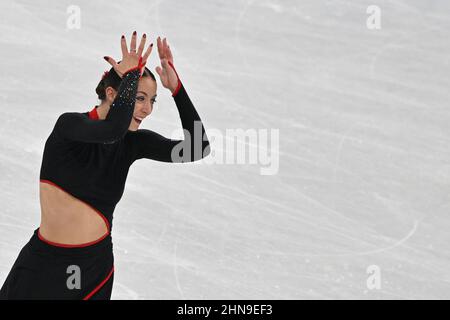 Peking, China. 15th. Februar 2022. Olympiade, Eiskunstlauf, Frauen, Kurzprogramm im Hauptstadtstadion reagiert Nicole Schott nach ihrem Auftritt. Kredit: Peter Kneffel/dpa/Alamy Live Nachrichten Stockfoto