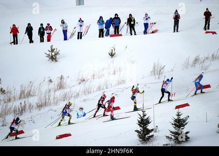 Zhangjiakou, Chinas Provinz Hebei. 15th. Februar 2022. Athleten treten während der 4x7,5-km-Staffel von Biathlon-Männern im Nationalen Biathlon-Zentrum in Zhangjiakou, nordchinesische Provinz Hebei, am 15. Februar 2022 an. Kredit: Zhan Yan/Xinhua/Alamy Live Nachrichten Stockfoto