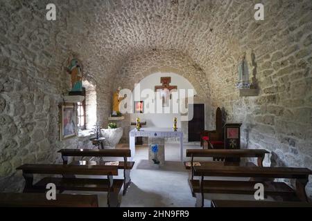 Nationalpark Gran Sasso, Wallfahrtskirche San Giovanni Paolo II, Kirche San Pietro della Ienca, Interior, L’Aquila, Abruzzen, Italien, Europa Stockfoto