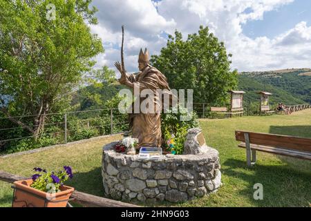 Nationalpark Gran Sasso, Wallfahrtskirche San Giovanni Paolo II, Kirche San Pietro della Ienca, L’Aquila, Abruzzen, Italien, Europa Stockfoto