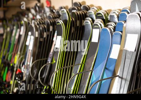 Skier zum Verkauf im Sportausrüstungsgeschäft Stockfoto