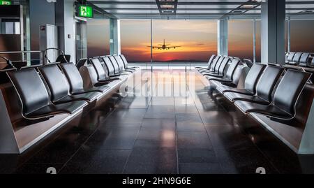 Urlaubskonzept im Flugzeug: Leere Sitze im Terminal. Stockfoto