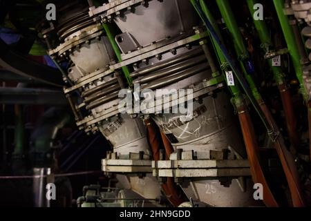 Temirtau, Kasachstan - 08. Juni 2012: Metallurgie-Anlage von Arcelor Mittal. Schmelzanlage. Nahaufnahme der Lichtbogenelektroden. Stahlherstellung. Stockfoto