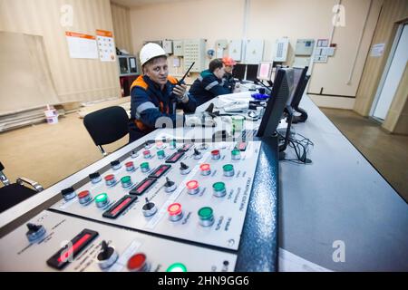 Temirtau, Kasachstan - 08. Juni 2012: Metallurgie-Anlage von Arcelor Mittal. Stahlherstellung. Kontrollraum der Schmelzerei. Bediener mit Walkie-Talkie. Stockfoto