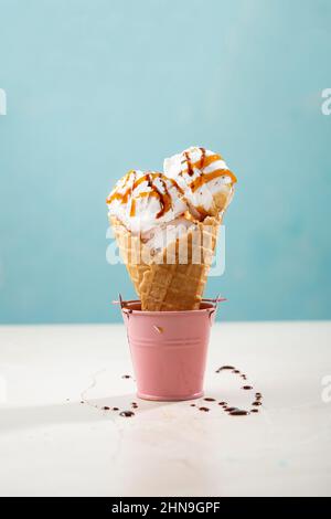 Eiscreme schaufeln Eis in kegelblauem Hintergrund Stockfoto
