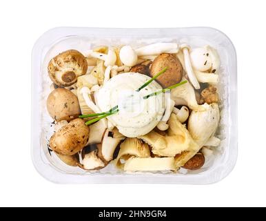 Pilz in Dampfschale mit Buttersauce isoliert auf weiß Stockfoto