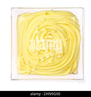 Weiße Schokolade Bavarois in Kunststoffschale isoliert auf weiß Stockfoto