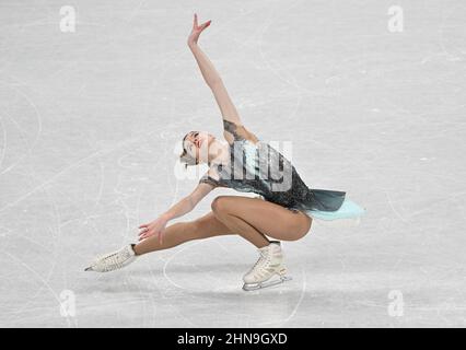 Peking, China. 15th. Februar 2022. Olympische Spiele, Eiskunstlauf, Frauen, Kurzprogramm im Capital Indoor Stadium, Viktoriia Safonova aus Weißrussland in Aktion. Kredit: Peter Kneffel/dpa/Alamy Live Nachrichten Stockfoto