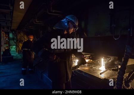 Temirtau, Kasachstan - 08. Juni 2012: Schmelzerei Arcelor Mittal. Metallurgist prüft Elektroden für Lichtbogenöfen. Stockfoto