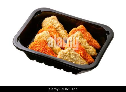 Panierte Hähnchennuggets in Kunststoffschale isoliert auf weiß Stockfoto