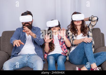 Angst Familie tragen vr Brille sitzen auf dem Sofa zu Hause, virtuelle Realität Stockfoto