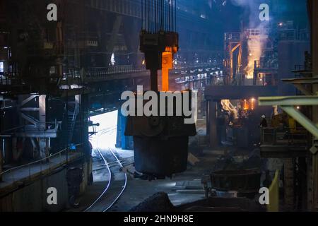 Temirtau, Kasachstan - 08. Juni 2012: Metallurgie-Anlage von Arcelor Mittal. Stahlherstellung. Innenraum der Schmelze. Metallurgieeimer mit flüssigem Metall. Smo Stockfoto