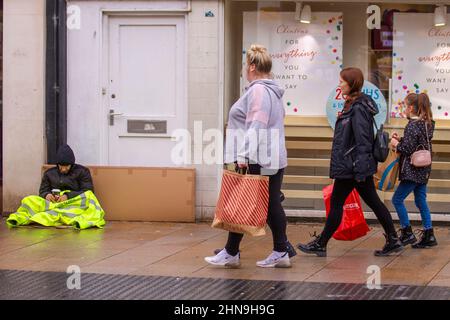 Preston, Lancashire. Wetter in Großbritannien. 15. Februar 2022. Met Office warnt vor zwei benannten Stürmen, die Lancashire in den nächsten 48 Stunden mit Regen und Stürmen treffen werden. Wetterexperten des Met Office geben eine schwere gelbe Warnung für Lancashire aus, als die Stürme Dudley und Eunice eintrafen. Kredit; MediaWorldImages/AlamyLiveNews Stockfoto