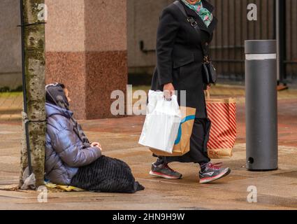 Preston, Lancashire. Wetter in Großbritannien. 15. Februar 2022. Met Office warnt vor zwei benannten Stürmen, die Lancashire in den nächsten 48 Stunden mit Regen und Stürmen treffen werden. Wetterexperten des Met Office geben eine schwere gelbe Warnung für Lancashire aus, als die Stürme Dudley und Eunice eintrafen. Kredit; MediaWorldImages/AlamyLiveNews Stockfoto